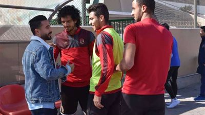 لاعبو الأهلي يرحبون بالوافد الجديد “محمود وحيد” داخل الجزيرة (صور)