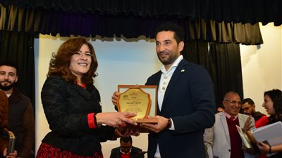 عمرو سعد تحت الإقامة الجبرية من جمهوره فى شبرا (صور)