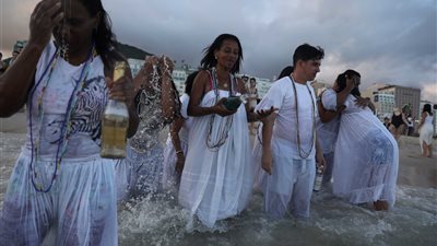 البرازيليين يقدمون الهدايا إلى آلهة البحر احتفالا بالعام الجديد