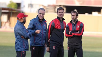 مارتن لاسارتي يشكو من كثرة لاعبي الأهلي بالتدريبات