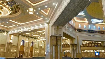 قبل افتتاحه بأيام.. شاهد التشطيبات الأخيرة لمسجد الفتاح العليم من الداخل (صور)