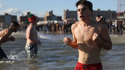 مواطنو نيويورك يسبحون في مياه المحيط احتفالا برأس السنة