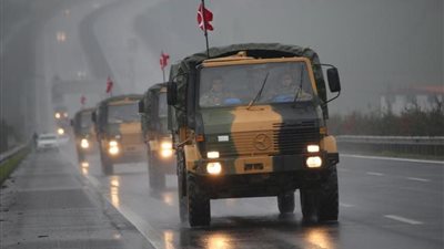 وصول تعزيزات عسكرية تركية إضافية إلى الحدود مع سوريا