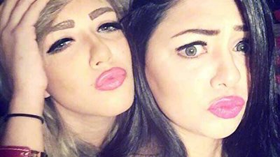 سارة سلامة فى وصلة رقص مثيرة مع شقيقتها على أنغام عمرو دياب (فيديو)