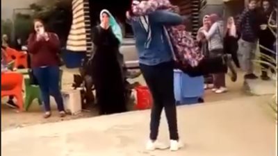 التحقيق مع طالب حضن صديقته داخل جامعة المنصورة (فيديو)