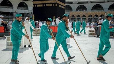 3500 عامل لتنظيف الحرم المكي 4 مرات يوميًا بسبب فيروس كورونا (صور)