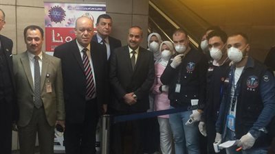 وزير الطيران يتابع إجراءات الفحص الطبي بمطار القاهرة الدولي (صور)