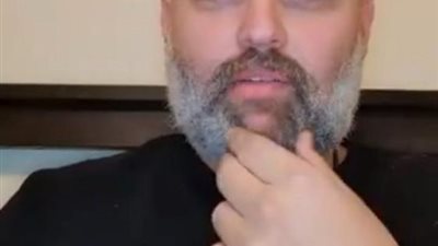 نجل محمود عبد العزيز مهاجمًا شقيق ياسمين عبد العزيز: “مليون خسارة على الرجولة” (فيديو)