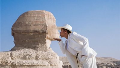 بين أهرامات الجيزة والحنطور.. زوجة ستيف هارفي تشارك جمهورها زيارتها لمصر (صور)