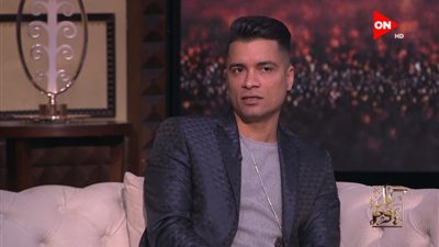 حسن شاكوش ينهار من البكاء: “كنت باكل بقسماط وشاي بلبن علشان أسد جوعي”