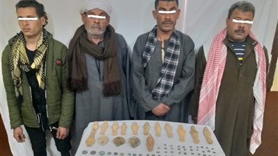 ضبط صياد و3 آخرين خلال عرضهم 108 قطع أثرية للبيع بأسيوط