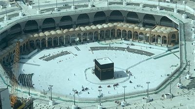 لأول مرة.. تعقيم صحن الكعبة المشرفة وإخلائها تمامًا بسبب “كورونا” (صور)