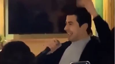 محمد أنور يمازح نقيب الموسيقيين: “غنيت شعبي قدام هاني شاكر وماتمنعتش” (فيديو)