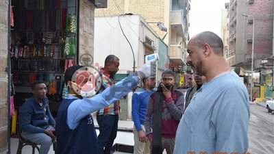 شاهد.. اختبارات من “الصحة” على عمال البازارات والسوق السياحي بأسوان بعد ظهور حالات كورونا في مركب الأقصر (صور)