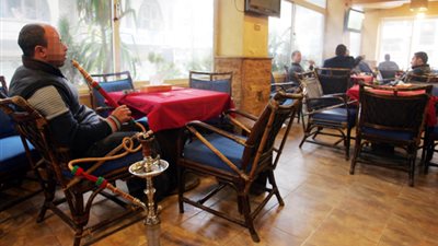 الكويت تمنع تقديم “الشيشة” في المقاهي بسبب فيروس كورونا (فيديو)