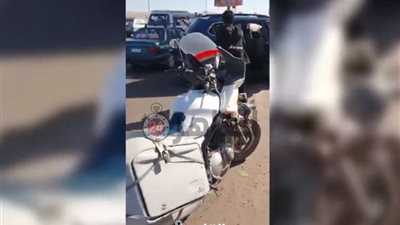 نزله في الشارع.. مطالب بضبط سائق وآخرين تنمروا على صيني بسبب “كورونا” (فيديو)