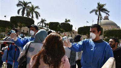 جامعة القاهرة تجري كشفًا طبيا على الطلاب قبل دخولهم الحرم الجامعي (صور)