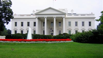 خطر “كورونا” يقترب من البيت الأبيض بعد تواصل ترامب مع نواب مصابين