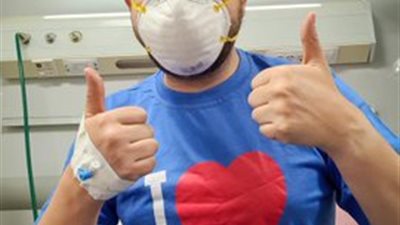 سائح مصاب بكورونا في مصر يطالب متابعيه على “تويتر” تعليمه اللغة العربية (صور)