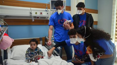 “الهجرة” تنظم زيارة لشباب المصريين بكندا إلى مستشفى الناس للأطفال (صور)