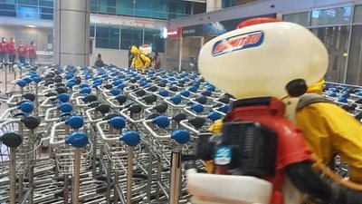 شاهد.. تطهير عربات وسيور نقل الحقائب في المطارات المصرية من الطب الوقائي والحجر الصحي (صور)