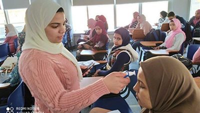 قياس درجات حرارة طلاب جامعة بنها بالعبور بسبب فيروس كورونا