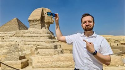 صحفي أمريكي يحتفل بشفائه من فيروس كورونا في مصر بصور بجوار الأهرامات (صور)