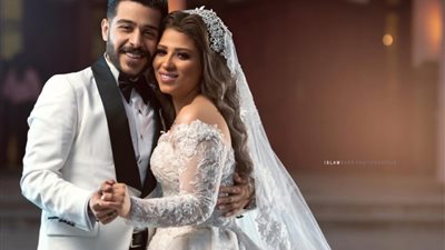 “خلى نص الشعب يفركش وراح اتجوز هو”.. تعليقات الجمهور على حفل زفاف أحمد كامل (صور)