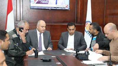 محافظ قنا: سقوط 16 عامود كهرباء وانهيار 5 منازل ووفاة طفل حصلية الطقس السيئ (صور)