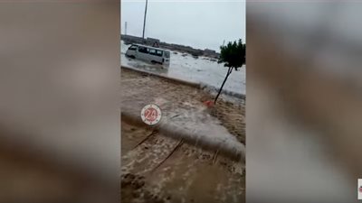 غرق ميكروباص; بداخله ركاب بالعاشر من رمضان بسبب موجة الطقس السيئ (فيديو)