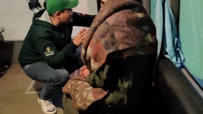 خلال موجة الطقس السيئ.. “التضامن” تنقذ 3 مواطنين بلا مأوى وتنقلهم لدور رعاية (صور)