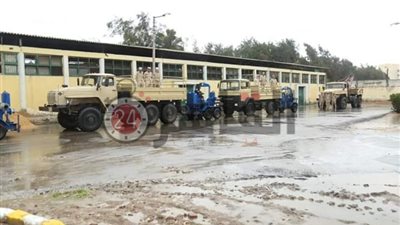 القوات المسلحة تدفع بـ”معدات كسح” تجمعات مياه الأمطار بكفر الشيخ