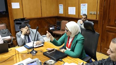 وزيرة الصحة تترأس غرفة الأزمات والطوارئ لمتابعة خطة التأمين الطبي بالمحافظات (صور)