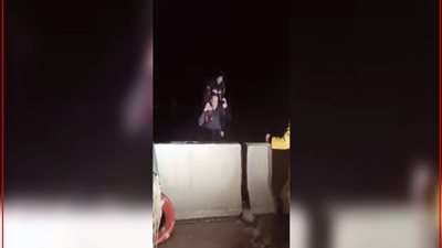 مدير الحماية المدنية بالسويس ينقذ مواطنين من الغرق بسبب موجة الطقس السيء (فيديو)