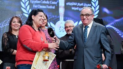 بعد تكريمها في الكاثوليكي.. عاطف بشاي عن أماني التونسي: “سيناريست المستقبل“ (صورة)