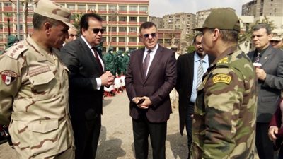 وزير التعليم العالي يشهد حملة تطهير احترازية في جامعة عين شمس (صور)