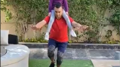 شاهد.. عصام الحضري يشارك في تحدي البقاء بالمنزل (فيديو)