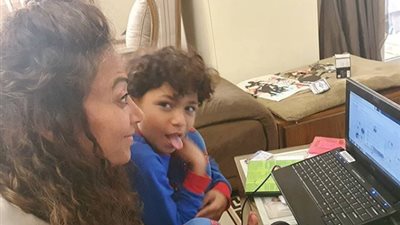 ياسمين غيث تروي موقفًا مضحكًا مع ابنها أثناء دراسته “أون لاين” (صورة)