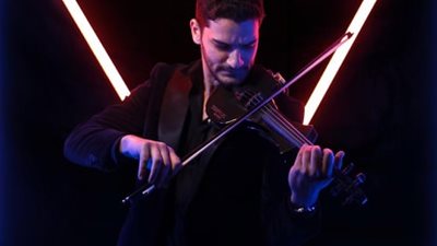 عازف الكمان “مارسليو” يقدم أول حفل أون لاين منعًا للتجمعات بسبب كورونا (فيديو)