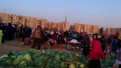 إقامة سوق شعبي بالعاشر من رمضان بالمخالفة لقرار الحكومة منع التجمعات بسبب كورونا (صور)