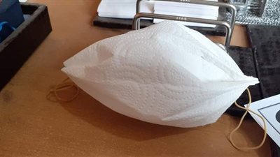 طبيب بمستشفى حميات دمنهور يطلق مبادرة لتصنيع الماسكات يدويًا (صور)