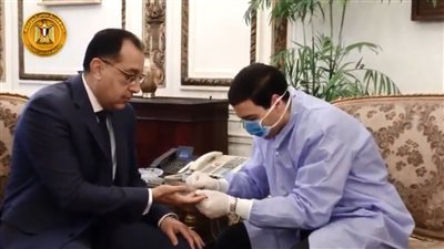 شاهد.. وزراء مصر يخضعون لاختبارات الكشف عن فيروس كورونا قبل اجتماع الحكومة (فيديو)