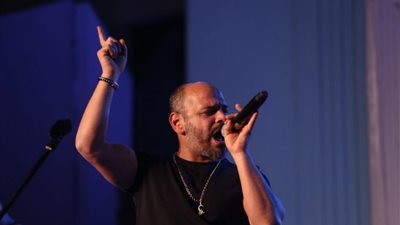 هاني الدقاق يحتفل بمرور 15 عامًا على تأسيس فرقة “مسار إجباري” (صور)