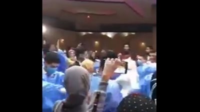 فرح يخالف إجراءات منع التجمعات والمعازيم يرتدون ملابس العزل من الكورونا (فيديو)