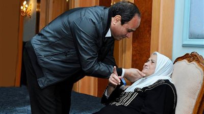 السيسي يوجه التحية للأم المصرية: “لكل من ضحت وأعطت وتفانت” (صورة)