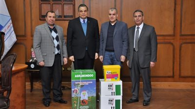 أستاذ بـ”بيطري كفر الشيخ” يهدي جامعة كفر الشيخ ماكينة رش ومطهرات