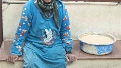 القبض على مسنة تجمع الجبن من على الأرض لتبيعه للناس (فيديو)