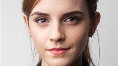 إيما واتسون تُعلن التزامها بالمنزل خوفًا من كورورنا: “جدتي فوق الـ70 وأمي مريضة بالسكري”(صور)