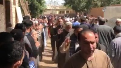 لأول مرة بكفر الشيخ.. إلغاء السلامات والعزاء بالإشارة وتباعد المسافات للحد من كورونا (فيديو)