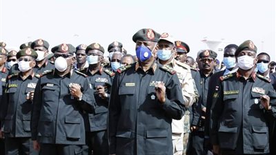 شاهد.. لحظة وصول جثمان وزير الدفاع السوداني بعد وفاته في العاصمة جوبا (صور)